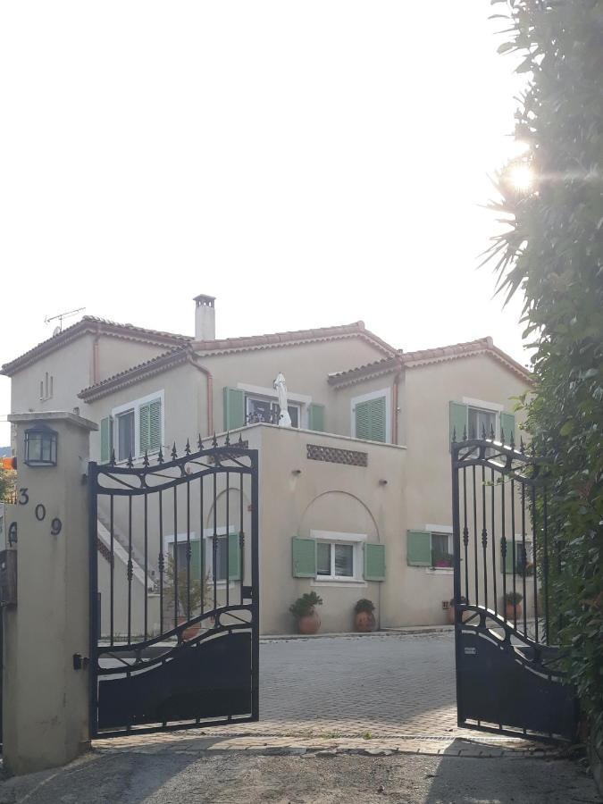 Coin Azur Des Amoureux Carros Bagian luar foto
